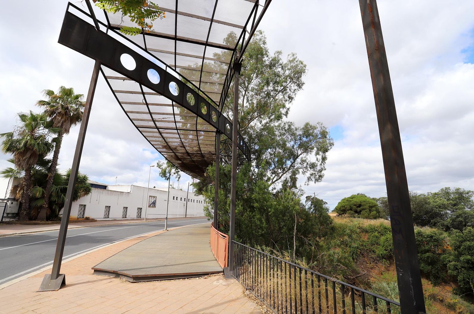 Imágenes de la suciedad, deterioro y abandono de los miradores del Conquero