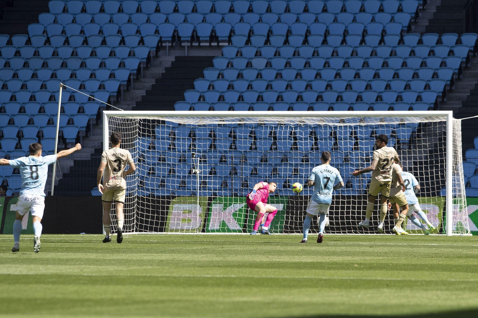 Fernando recibe un gol en el partido disputado en Balaídos contra el Celta.