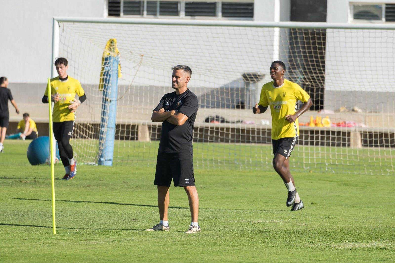 Cheli presencia un entrenamiento de sus jugadores.