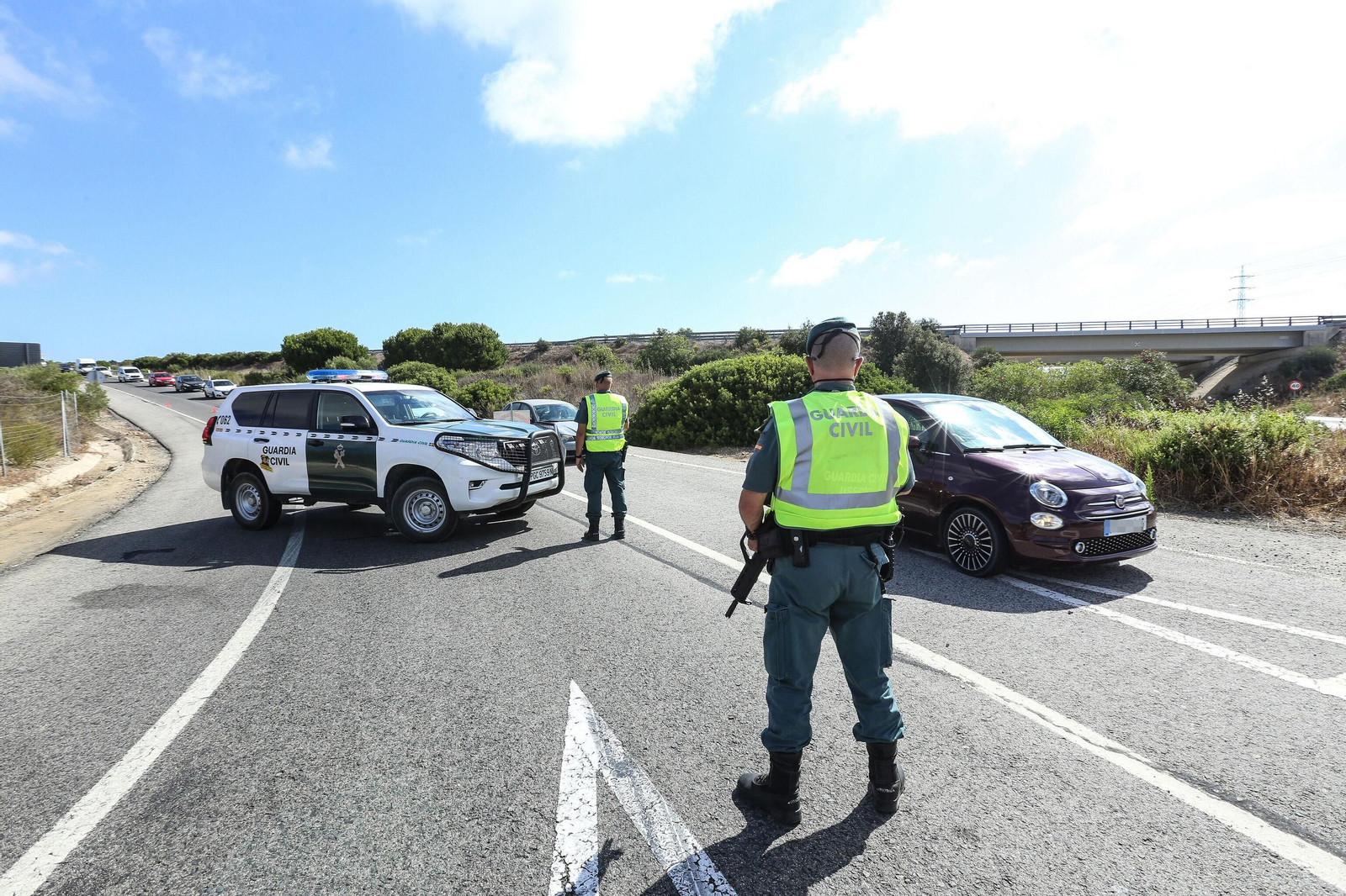 Un control de la Guardia Civil en una carretera gaditana.
