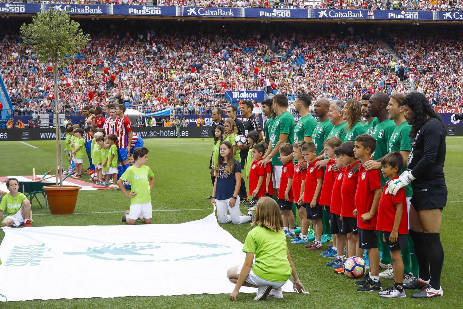 Nostalgia, goles y clase para el último partido de fútbol en el Vicente Calderón