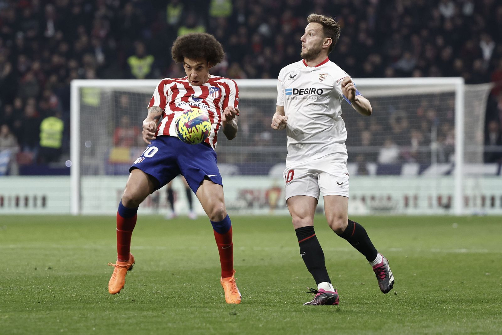 El belga Axel Witsel, ante el croata Ivan Rakitic.