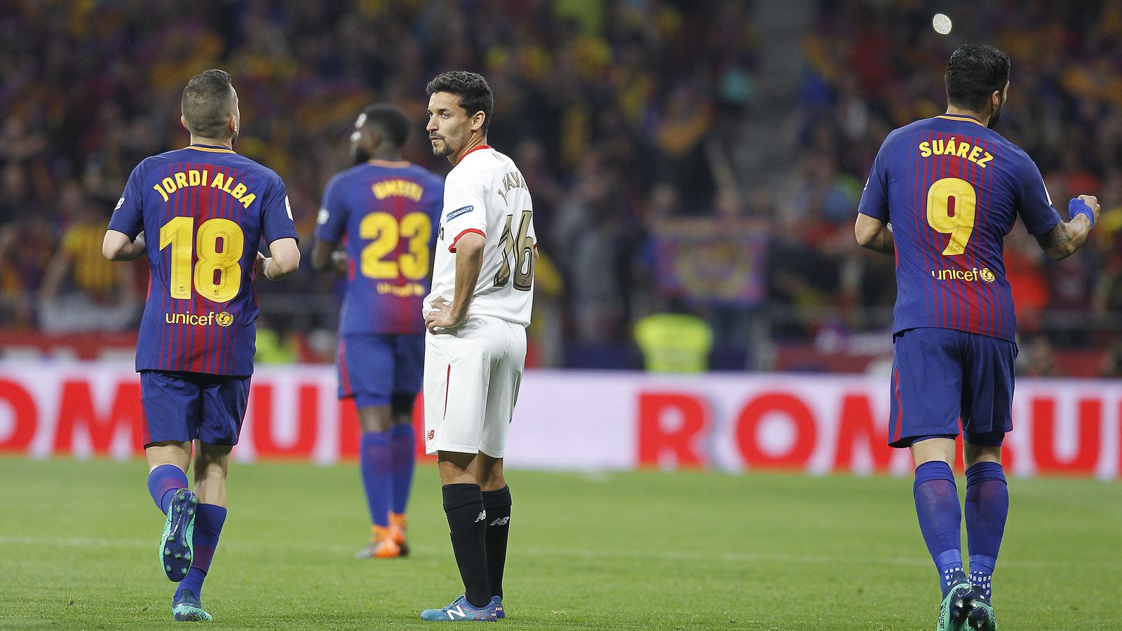 Jesús Navas rodeado de jugadores del Barcelona en la final de la Copa del Rey de 2018