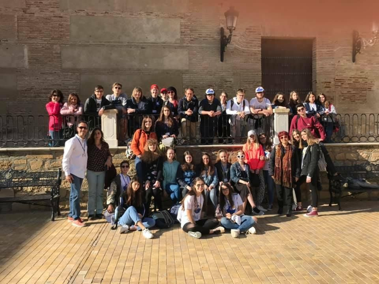 El grupo de estudiantes de El Palmeral y extranjeros en la Plaza Mayor de Vera.