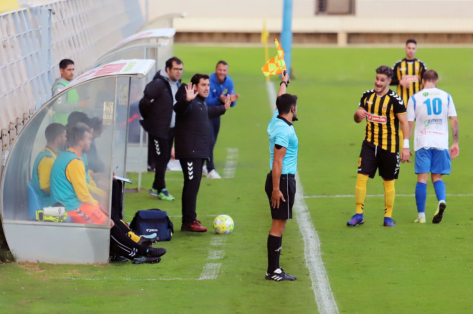Imagen del duelo entre el San Roque de Lepe y la UD Los Barrios