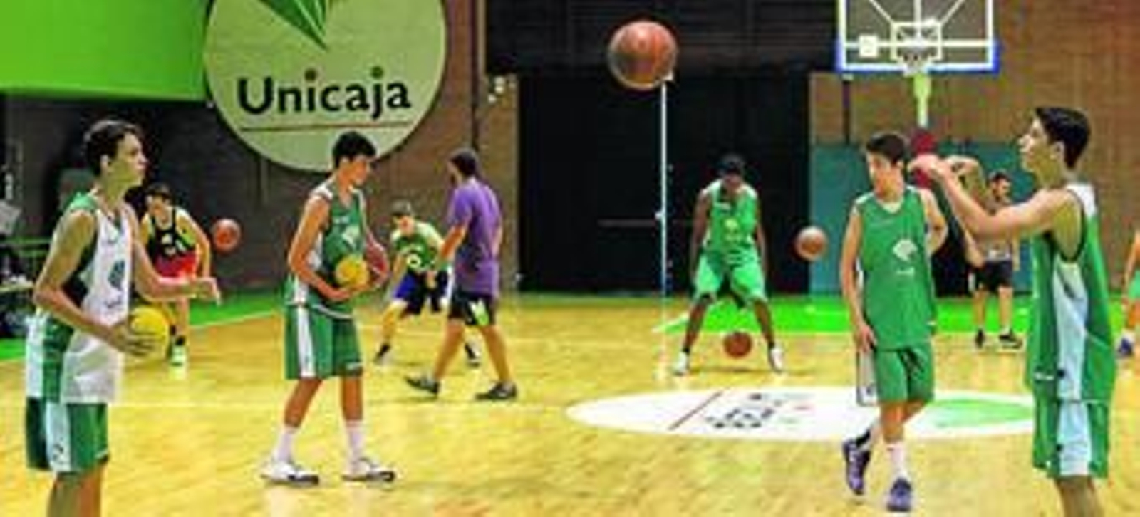 Jóvenes trabajan ayer en Los Guindos.
