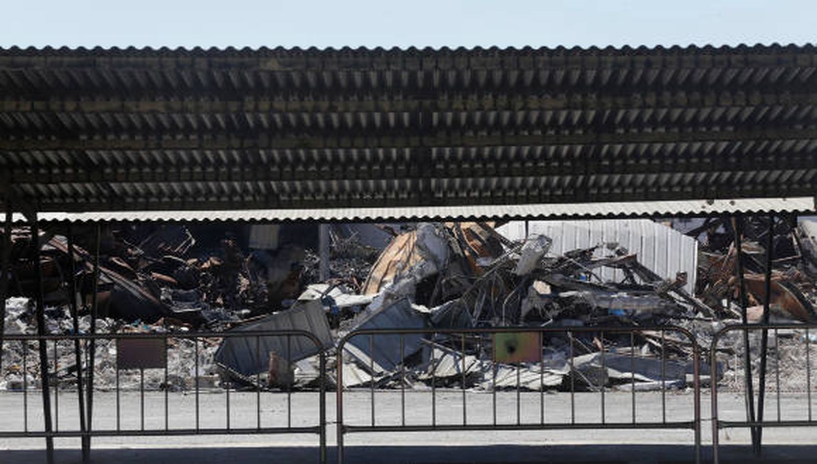 Sofocado un incendio en los restos de la fábrica Ybarra