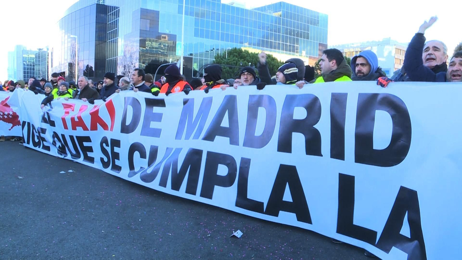 Las imágenes de la inauguración de FITUR, protagonizada por las protestas del taxi