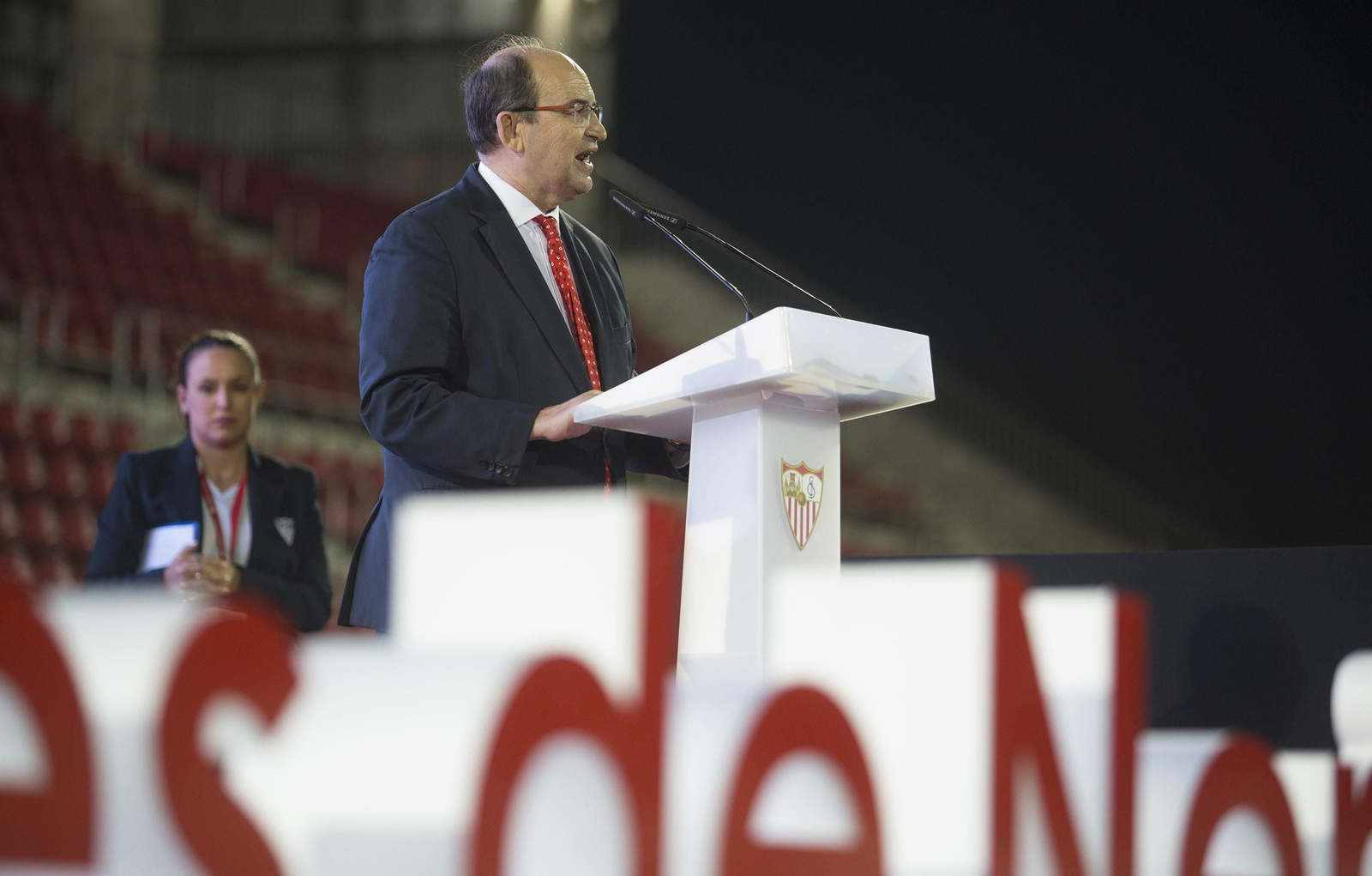 José Castro, en un momento de su intervención dirigiéndose a los socios.
