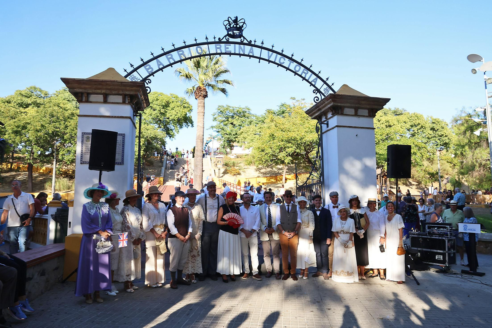 Imágenes de la colocación de la Corona Real del Barrio Reina Victoria
