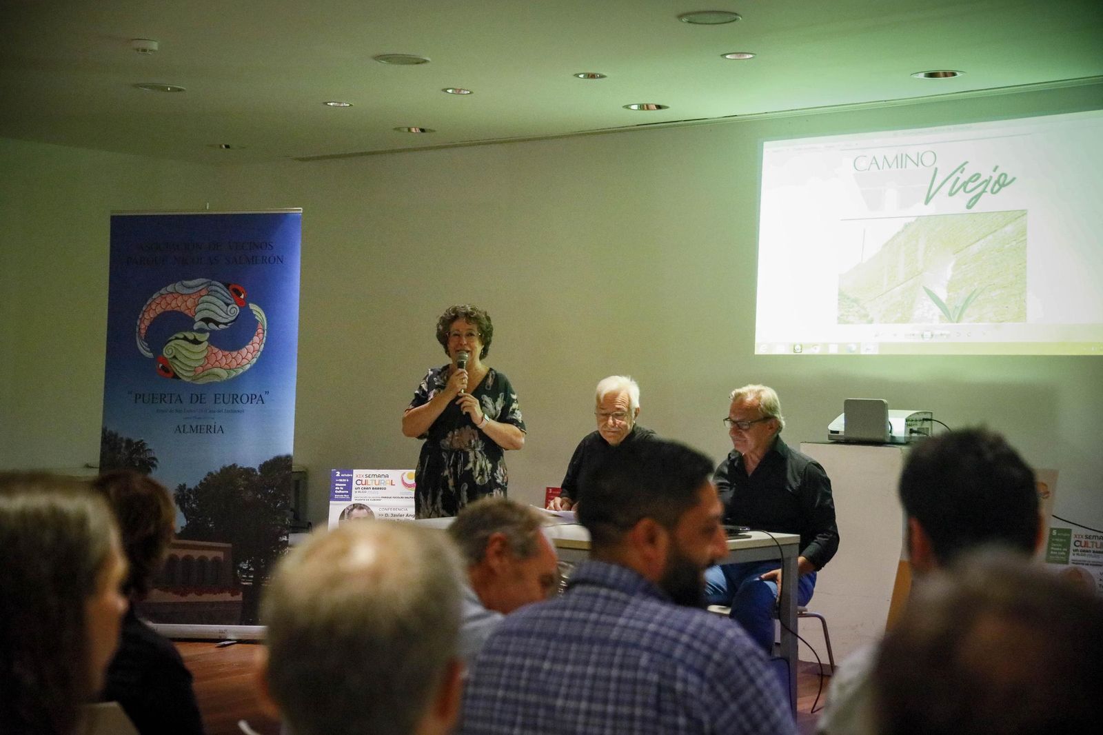 Las imágenes de la conferencia dentro de la "Semana Cultural Puerta Europa" de Ginés Valera en Almería