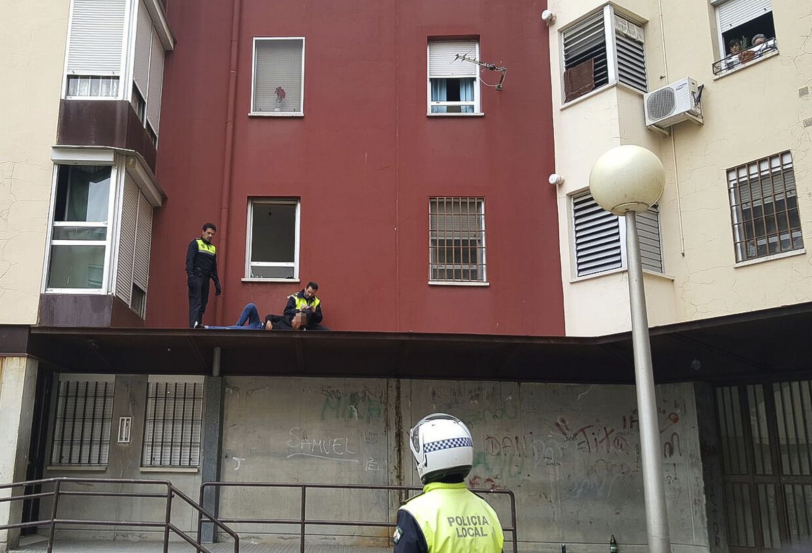 Imágenes de la intervención policial en el voladizo del bloque de viviendas.