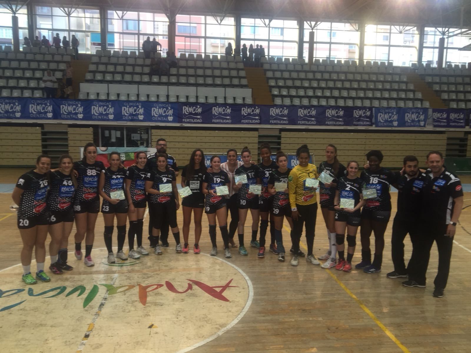 Las jugadoras de la plantilla posan con el obsequio que les entregó el club.