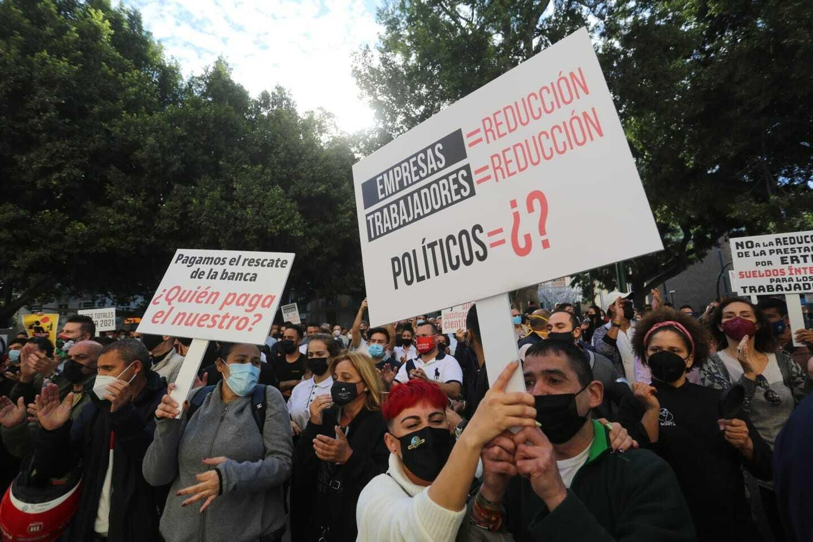 Fotos de la cacerolada de los hosteleros en Málaga, contras las medidas del Covid
