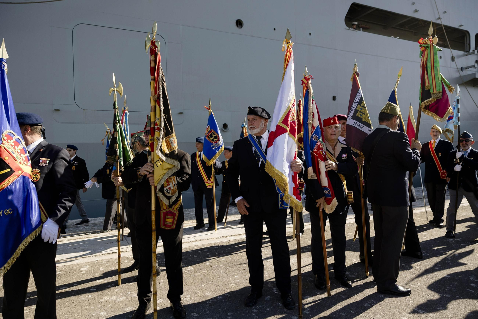 Las imágenes del día del veterano de las Fuerzas Armadas y Guardia Civil en Cádiz.