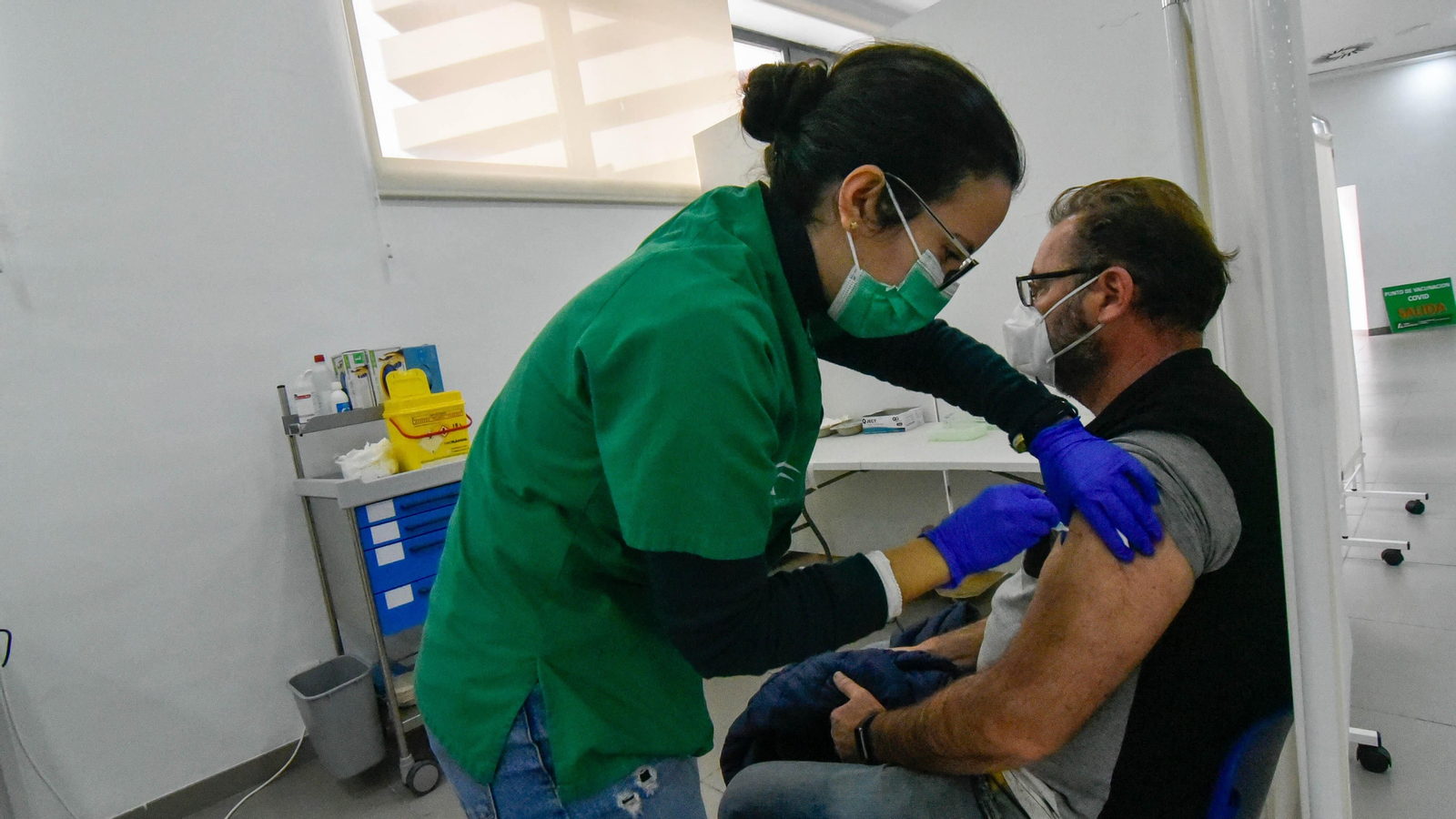 Una sanitaria administra una vacuna en La Línea.
