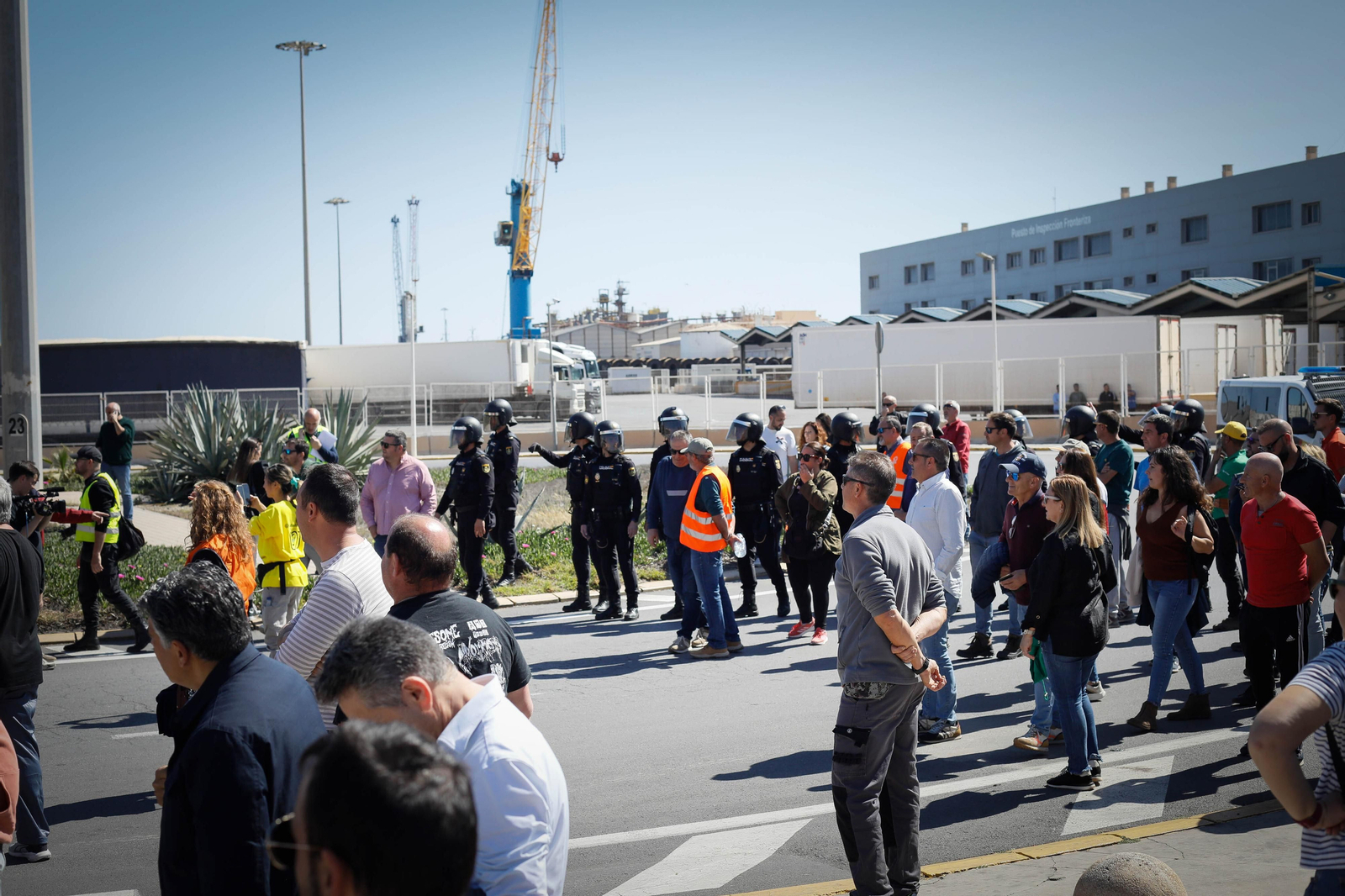 Los agricultores colapsan el puerto de Almería