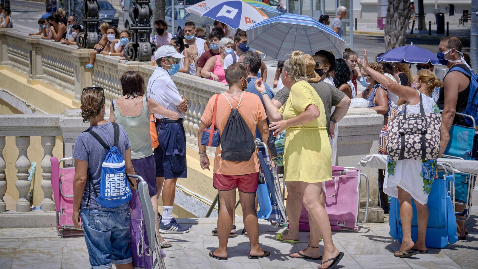 Imágenes inéditas en La Caleta con colas para entrar al completarse el aforo