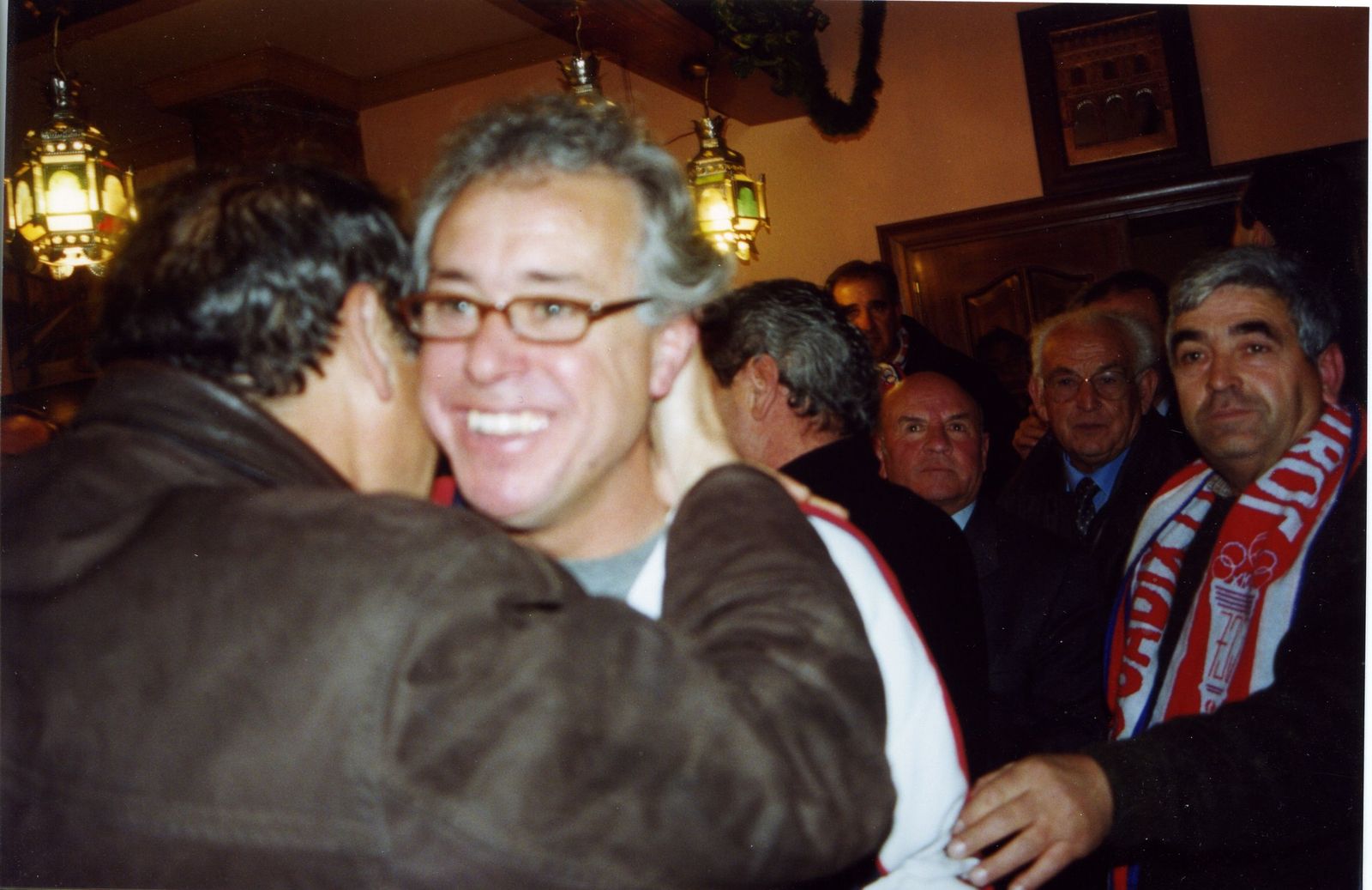 Medialdea se abraza con Teixidó