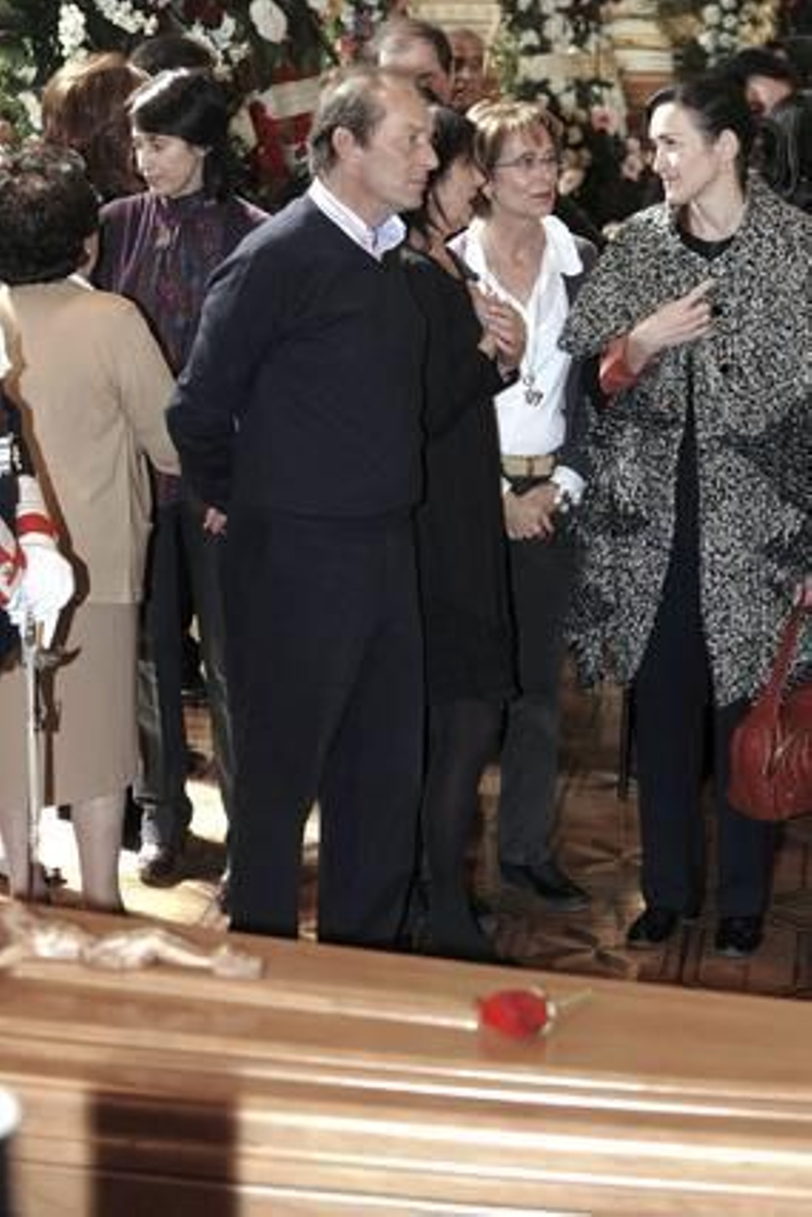 La ministra de Cultura, Angeles González-Sinde, en la capilla ardiente.

Foto: agencias