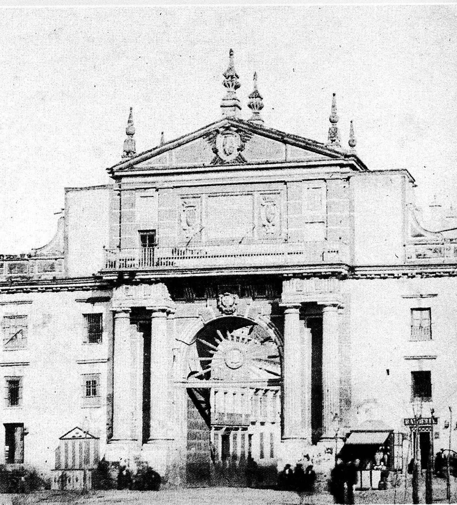 La Puerta de Triana también fue derribada.