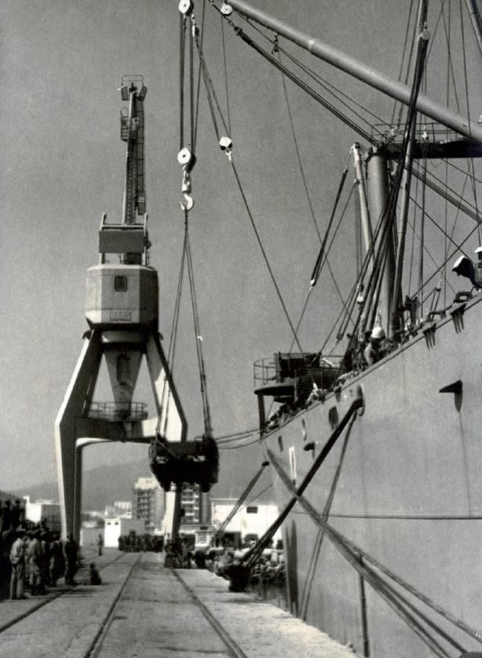 Desembarco de material militar. Año 1971.