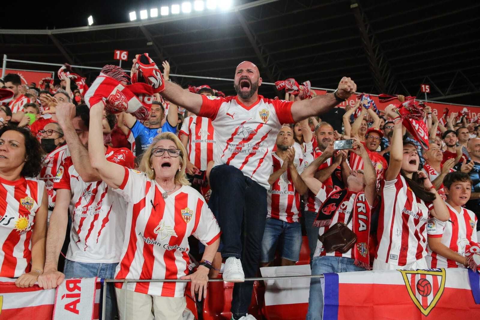 Aficionados rojiblancos animan a su equipo en un partido en el Power House Stadium.