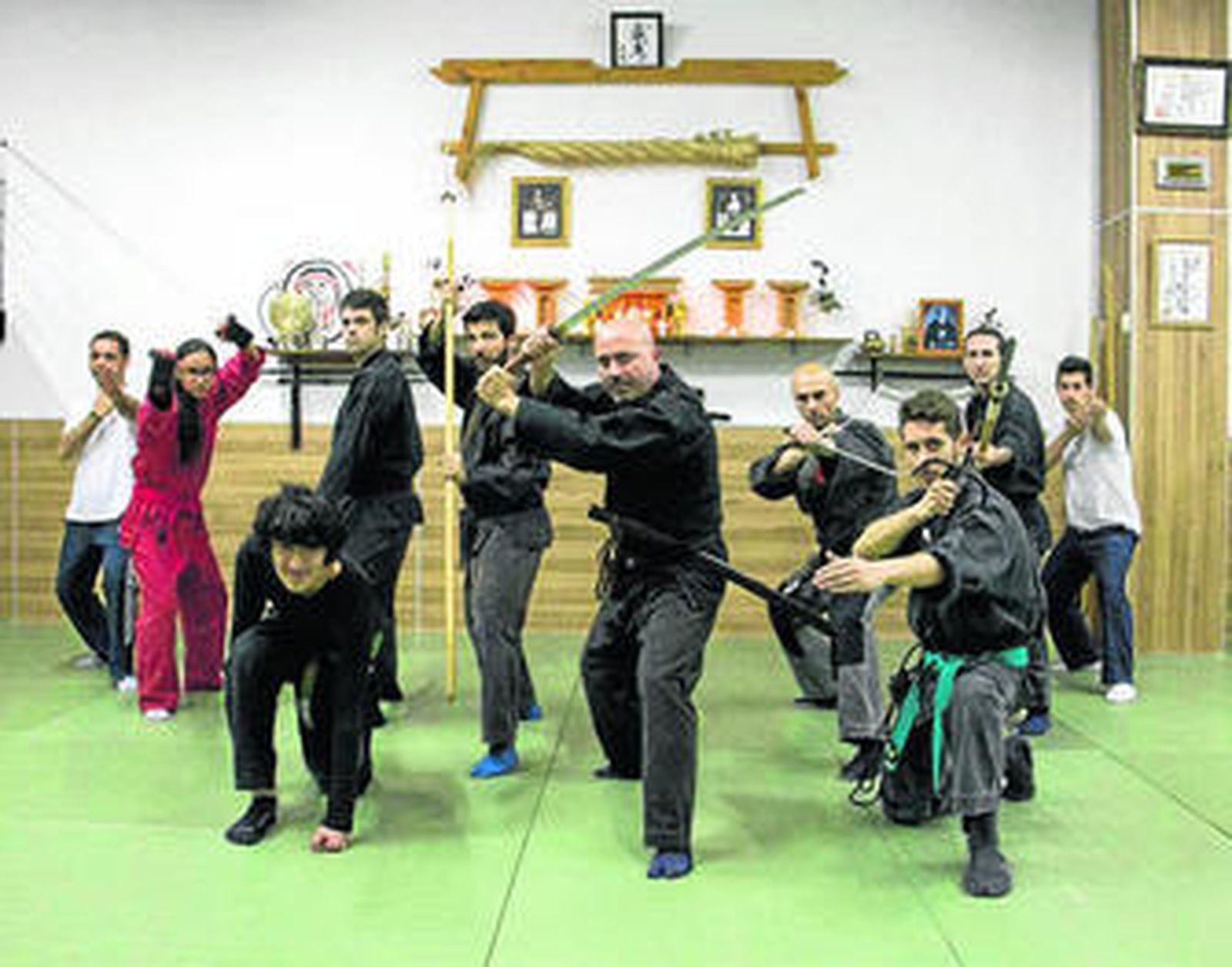 El maestro Frank Tortosa junto a un grupo de alumnos en el dôjô.