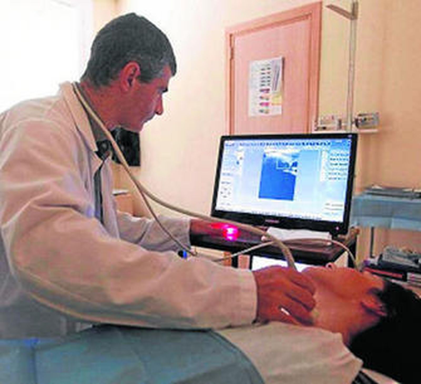 Un médico realiza a una paciente una ecografía de la glándula tiroidea.