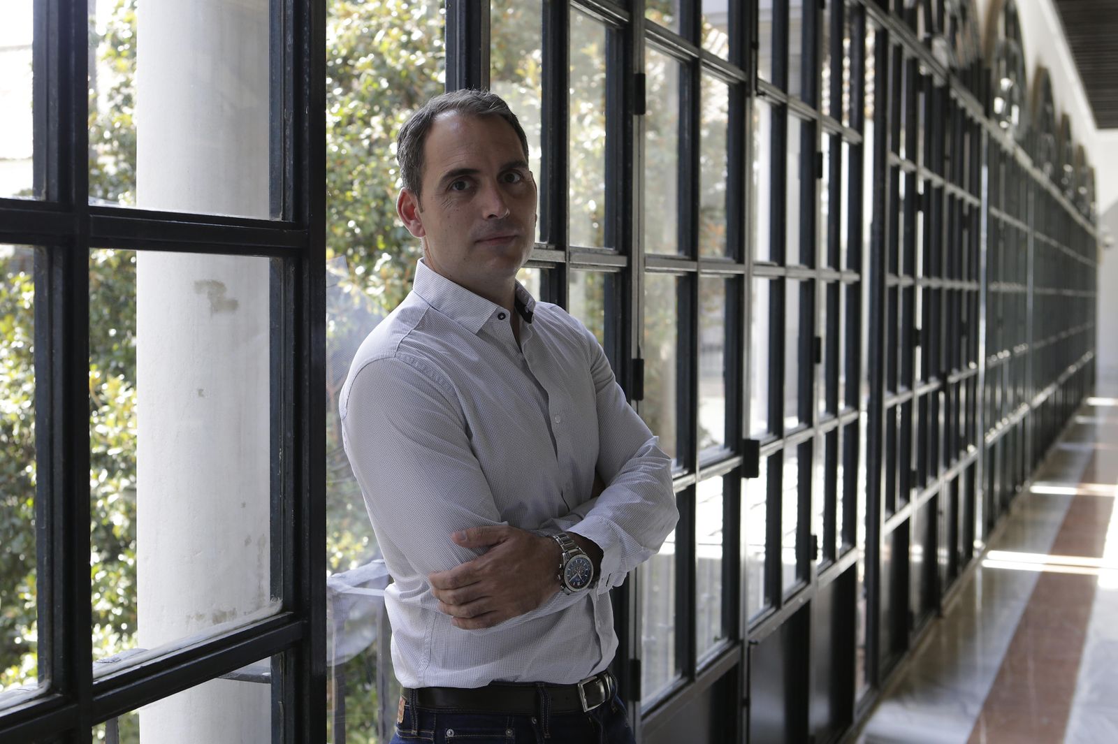 Toni Valero, en uno de los pasillos del Parlamento antes de la entrevista.