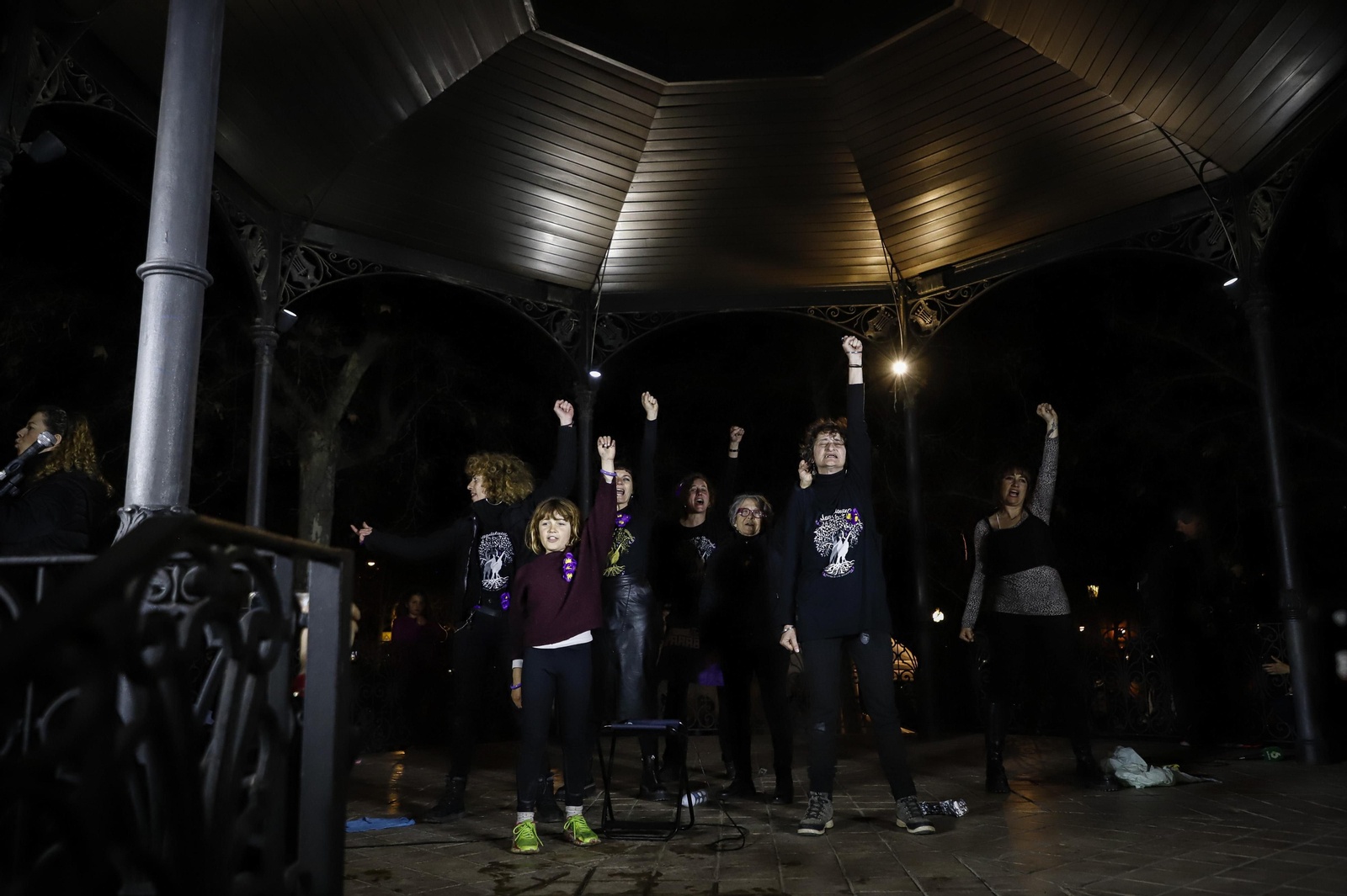 Una ola morada inunda la avenida principal de Granada en el Día de la Mujer