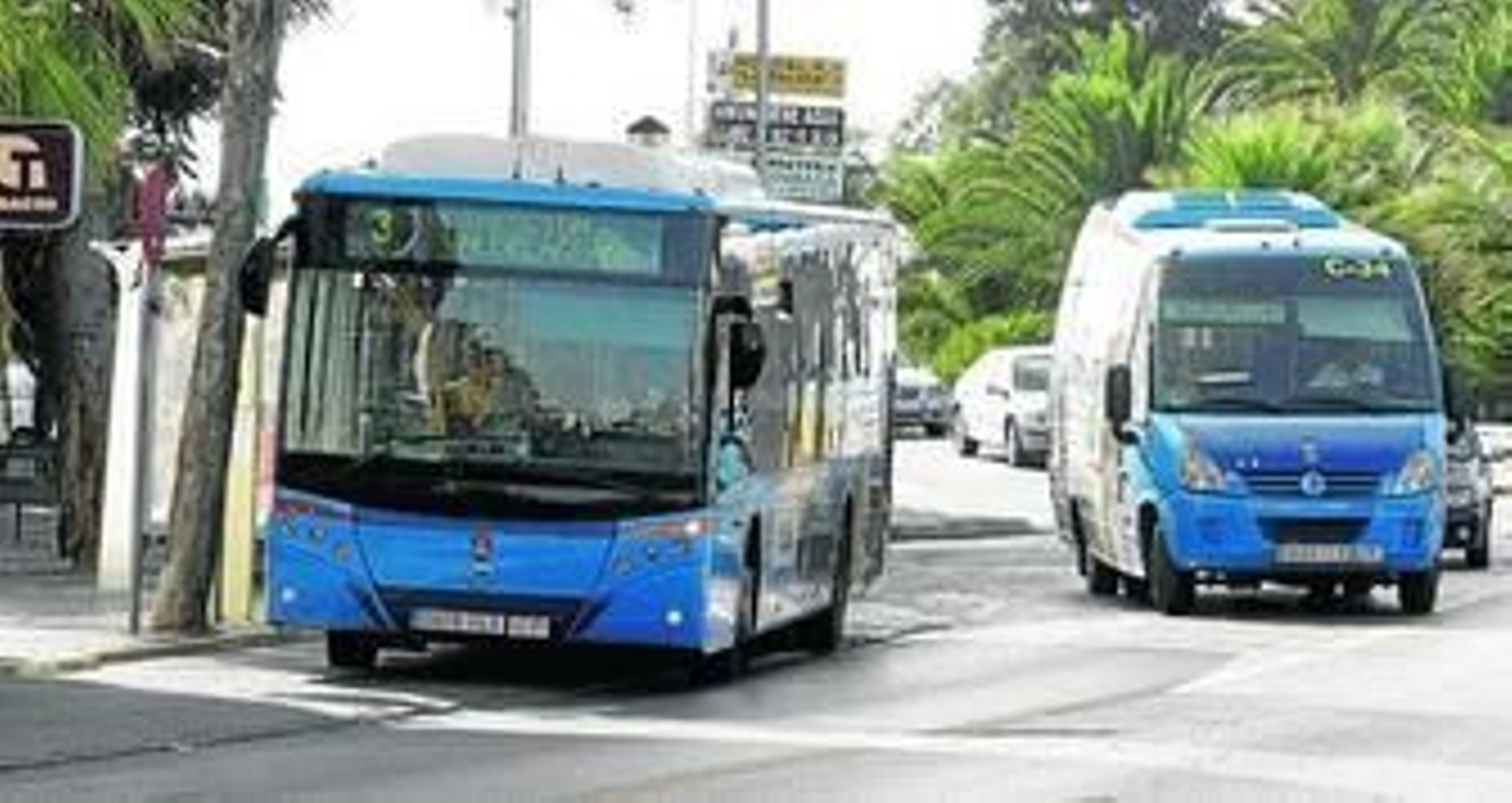 Dos de los vehículos de la flota urbana de la UTE Daibus, que gestiona el servicio municipal de autobuses urbanos.