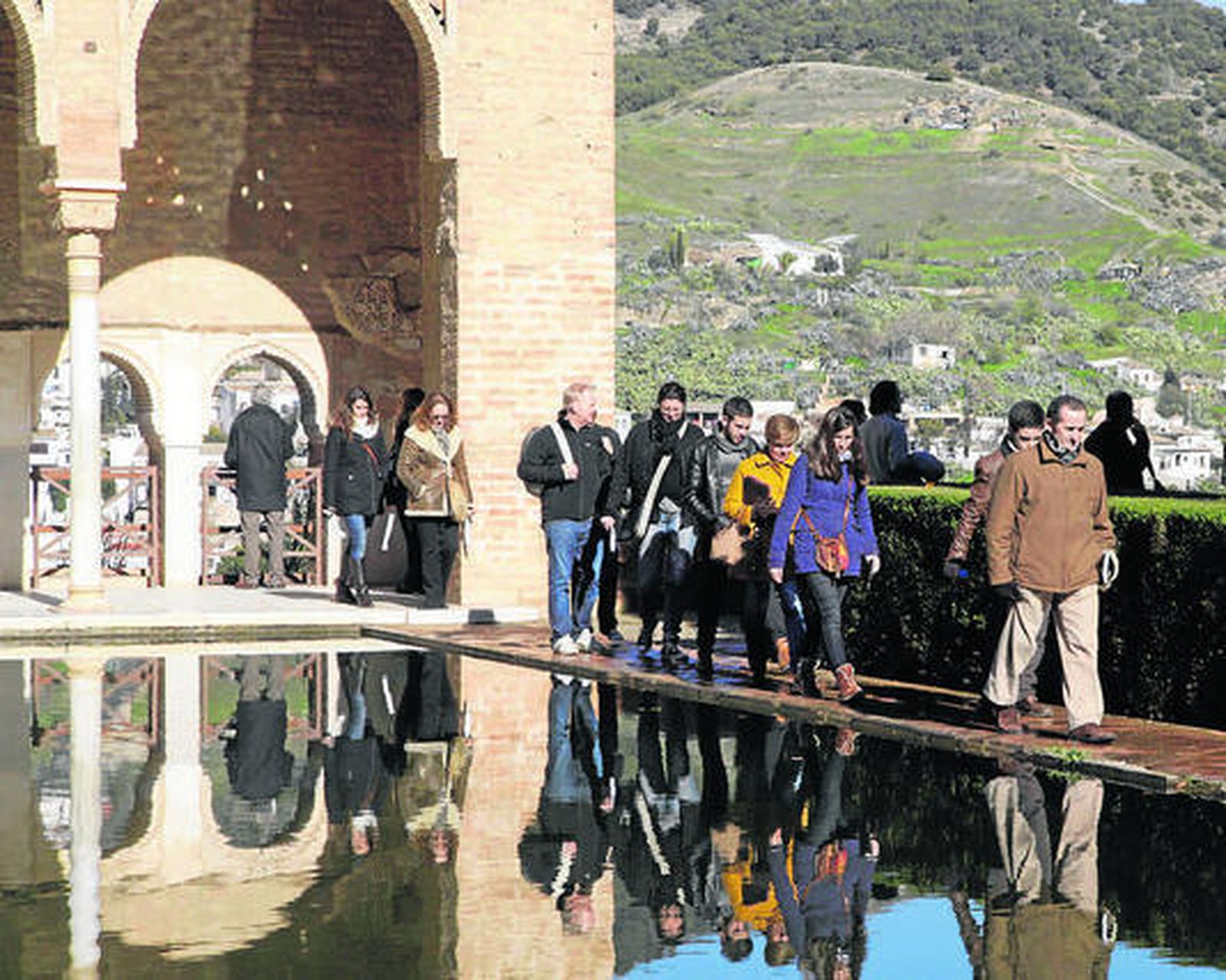 Turistas paseando por la Alhambra. / PEPE TORRES