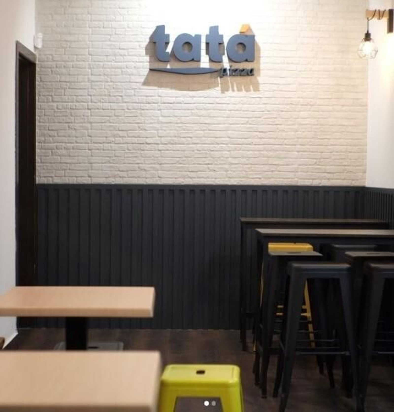 La nueva sede de Tatá Pizza ocupa un coqueto local, minimalista y con un mobiliario de lo más funcional