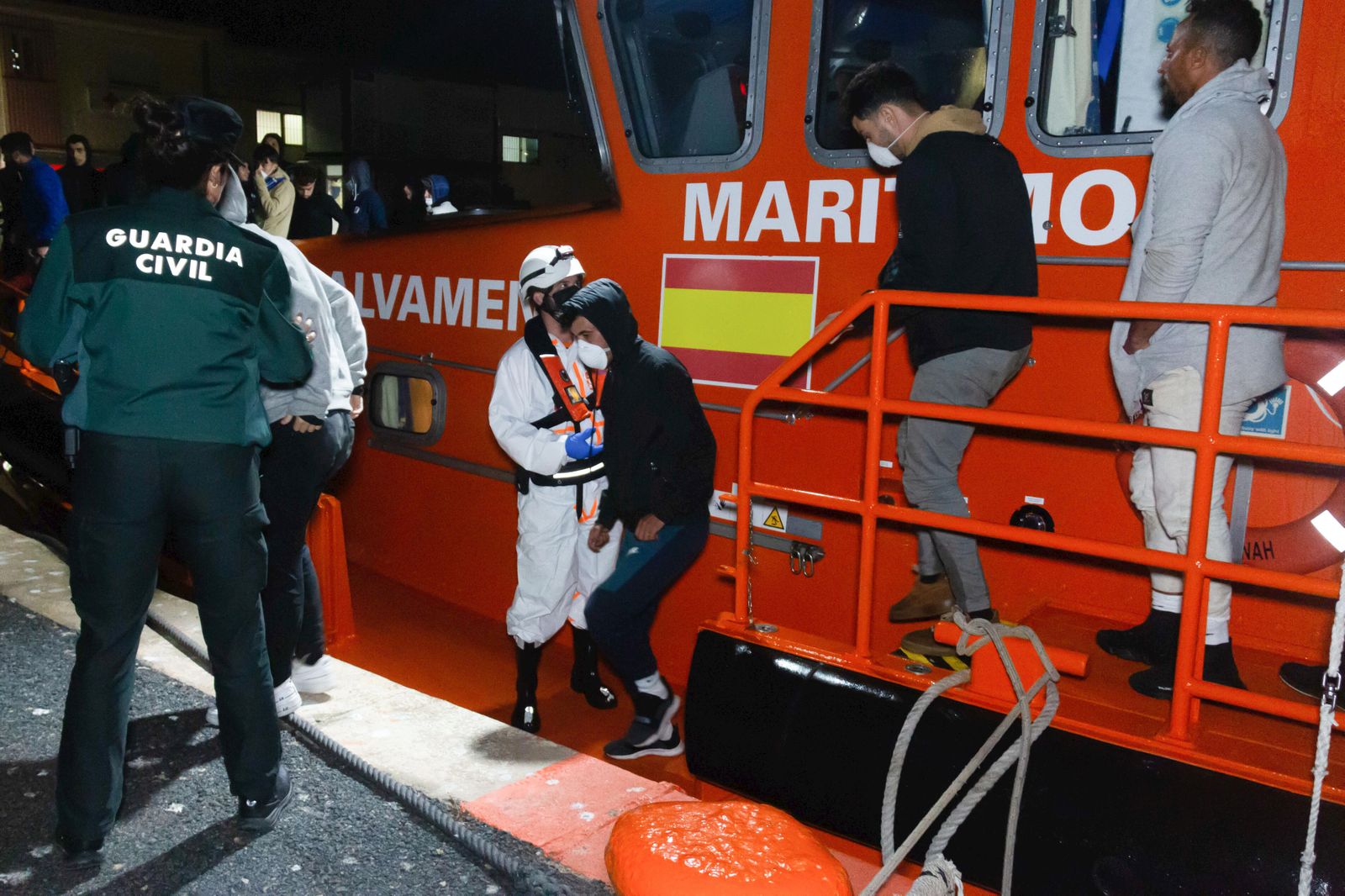 Llegada el pasado viernes al puerto de Motril de un grupo de personas que también fue rescatado por Salvamento Marítimo.
