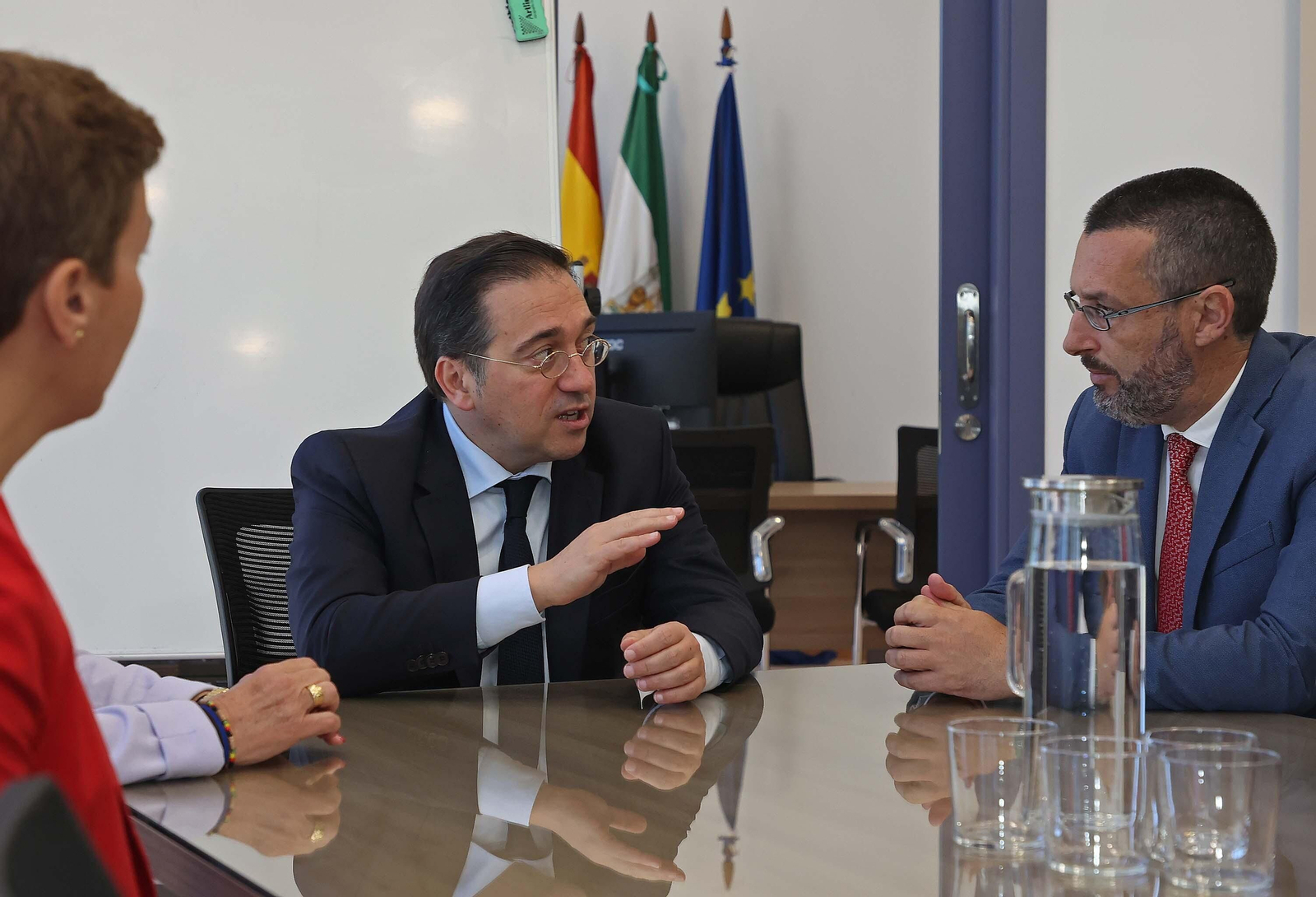 La reunión de José Manuel Albares con Juan Franco en el Ayuntamiento de La Línea, en imágenes
