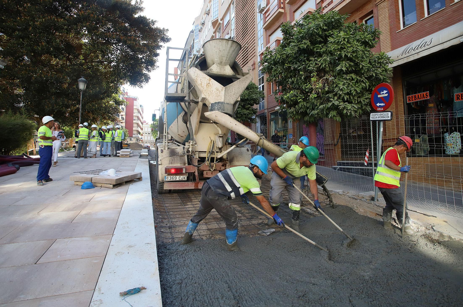 Imágenes de la visita de Pilar Miranda a las obras de peatonalización en la calle Méndez Núñez
