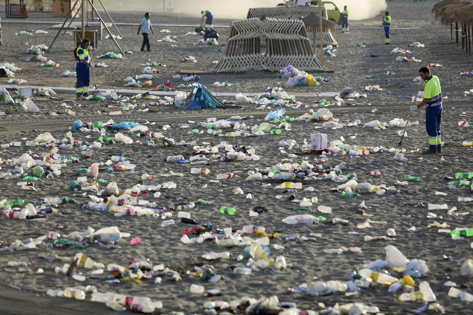 Las fotos de la basura en las playas de Málaga tras San Juan