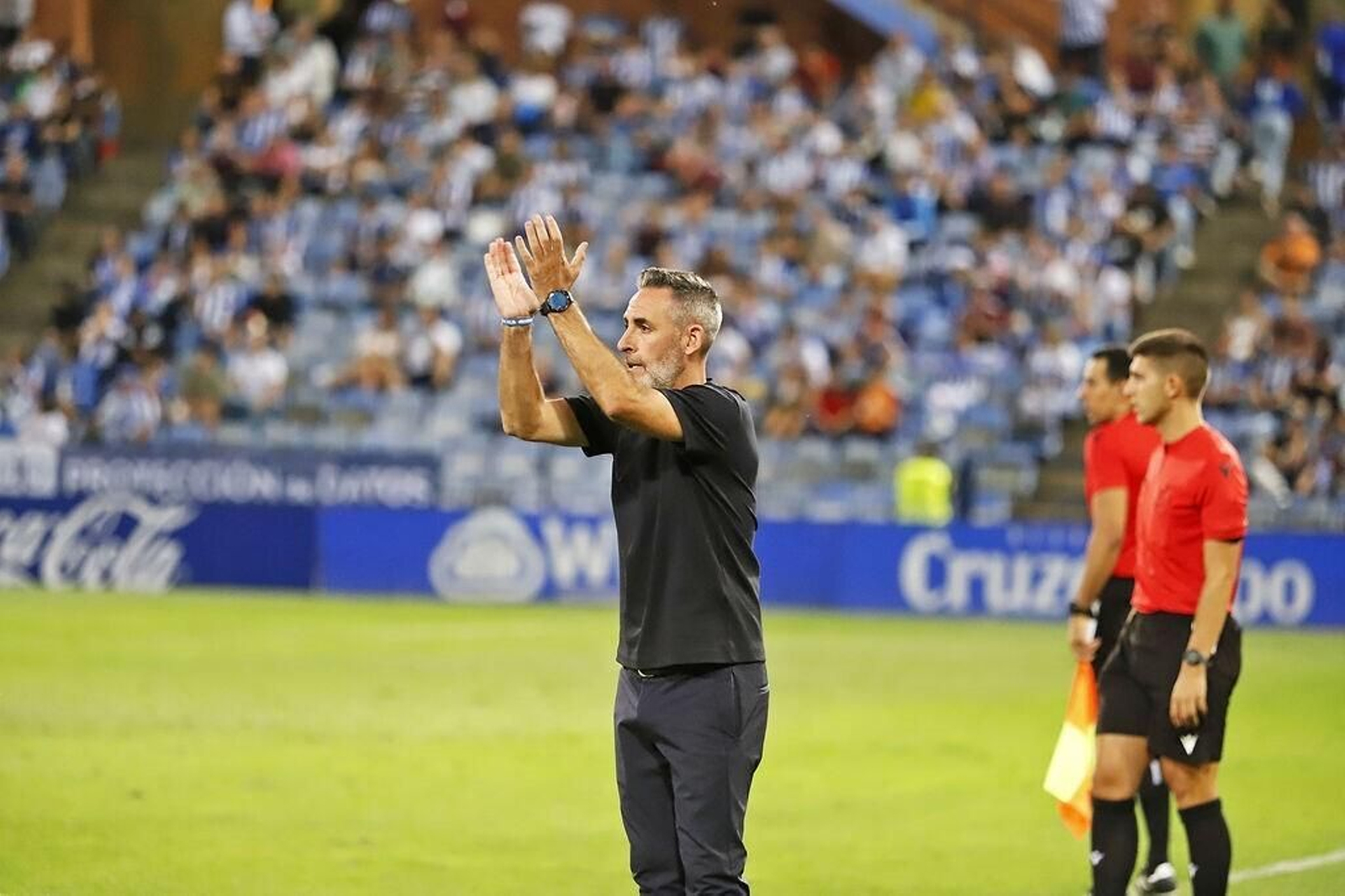 Abel Gómez aplaude a sus jugadores durante un partido.