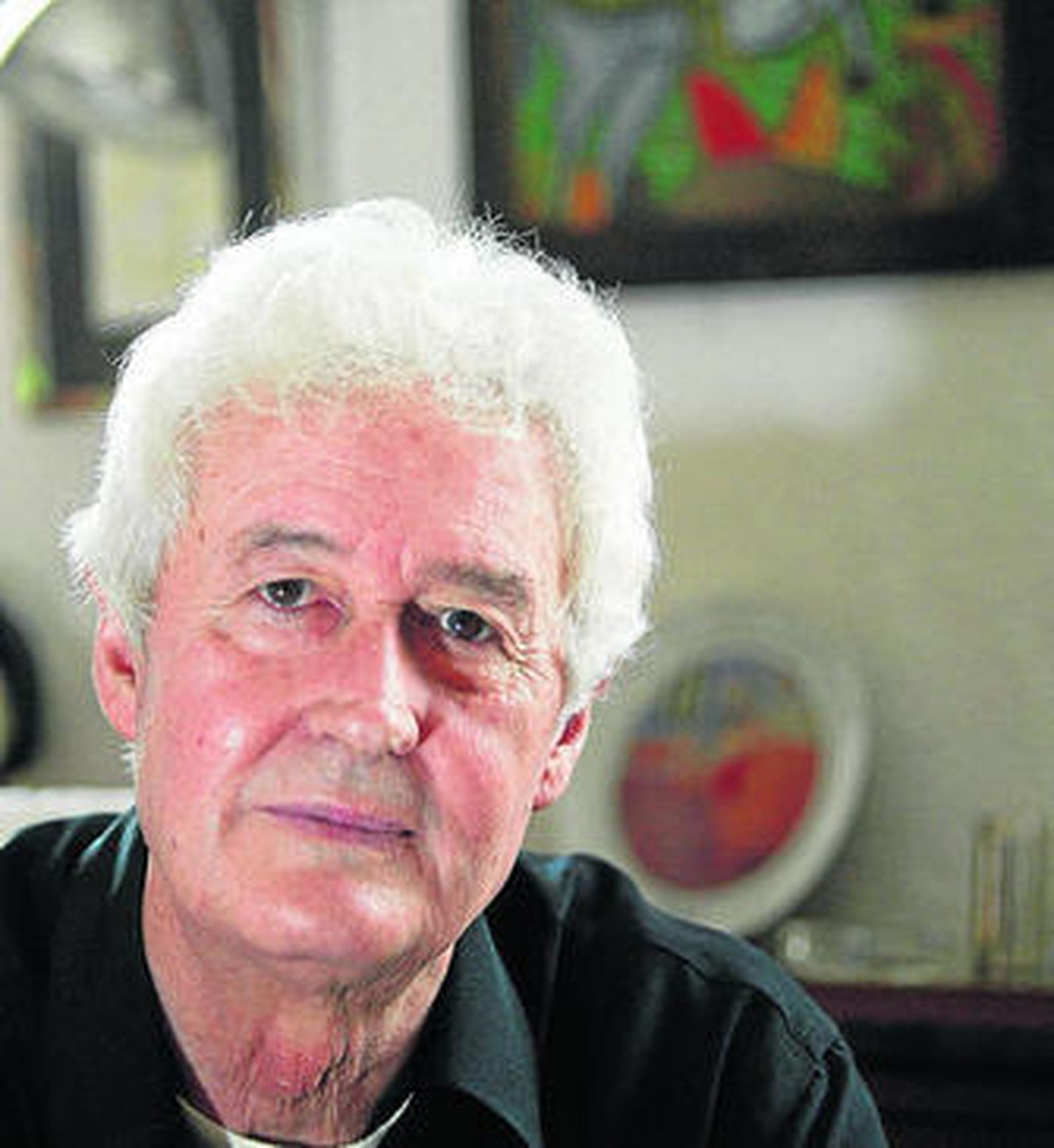 Félix Grande en una sesión de fotos realizada en su hogar madrileño en 2004.