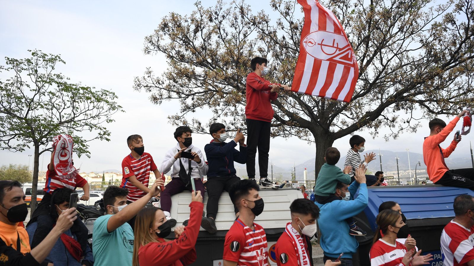 La afición rojiblanca sufre por no poder acudir al estadio para ver in situ los éxitos del Granada.
