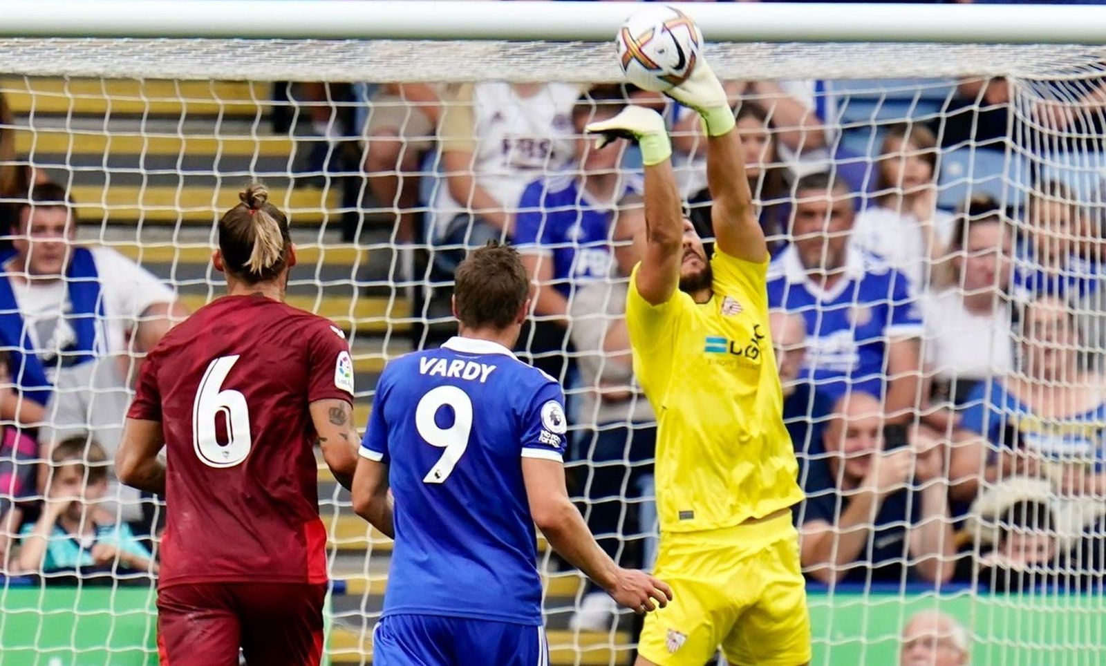 Dmitrovic desvía un balón a córner.