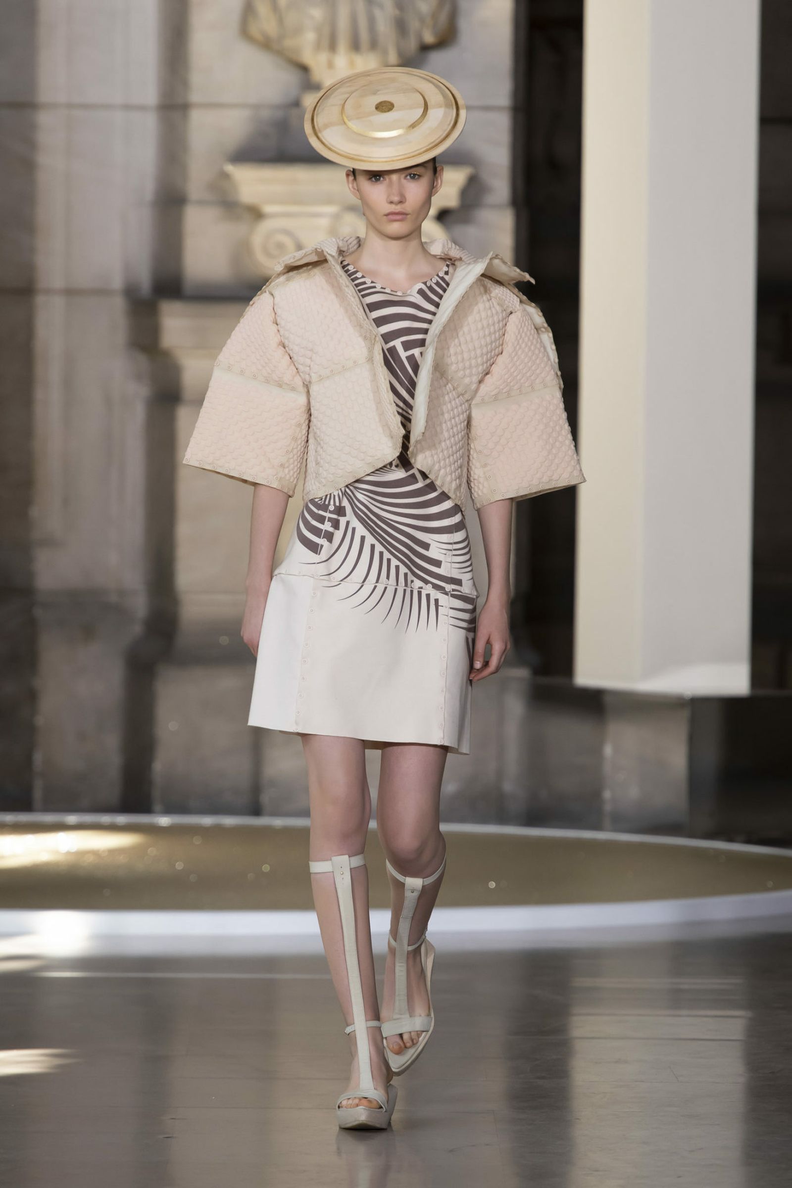 Modelo muestra una creación de Yuima Nakazato.