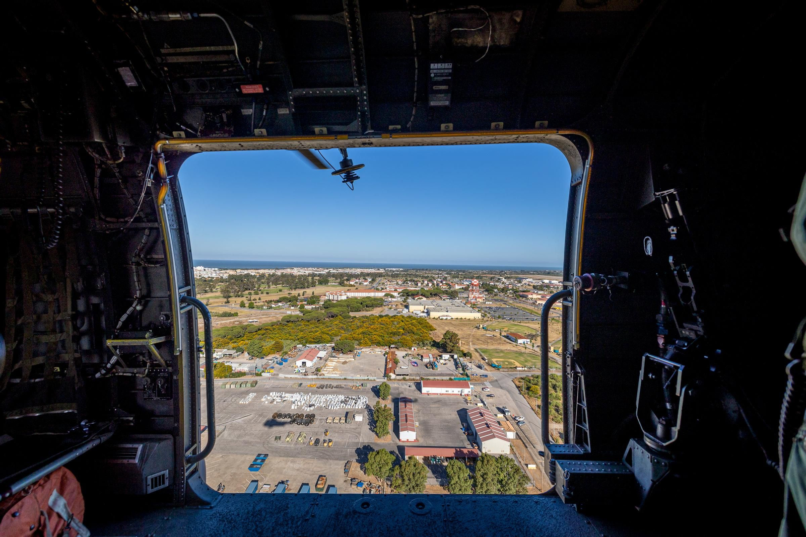 Imágenes del vuelo de despedida de los 'Sea King'  de la Quinta Escuadrilla de la FLOAN de la Armada por la Bahía de Cádiz