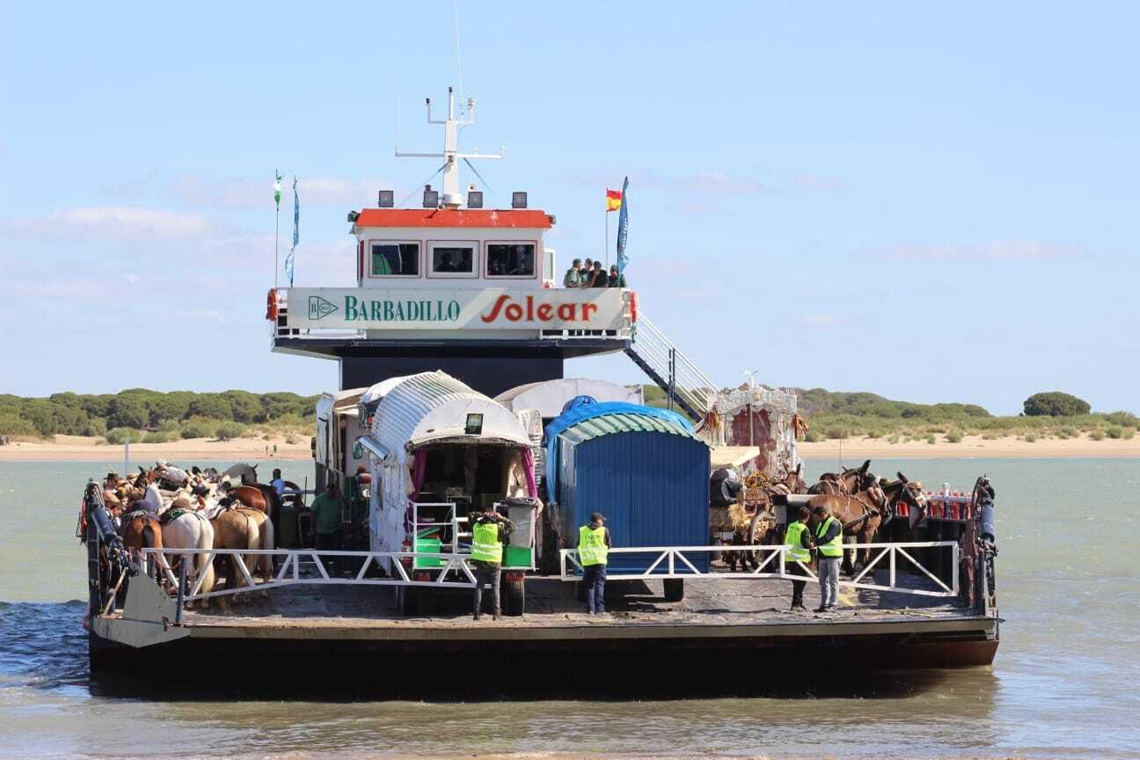Rocío 2024: Imágenes del primer día de embarque de romeros de Cádiz en Bajo de Guía en Sanlúcar