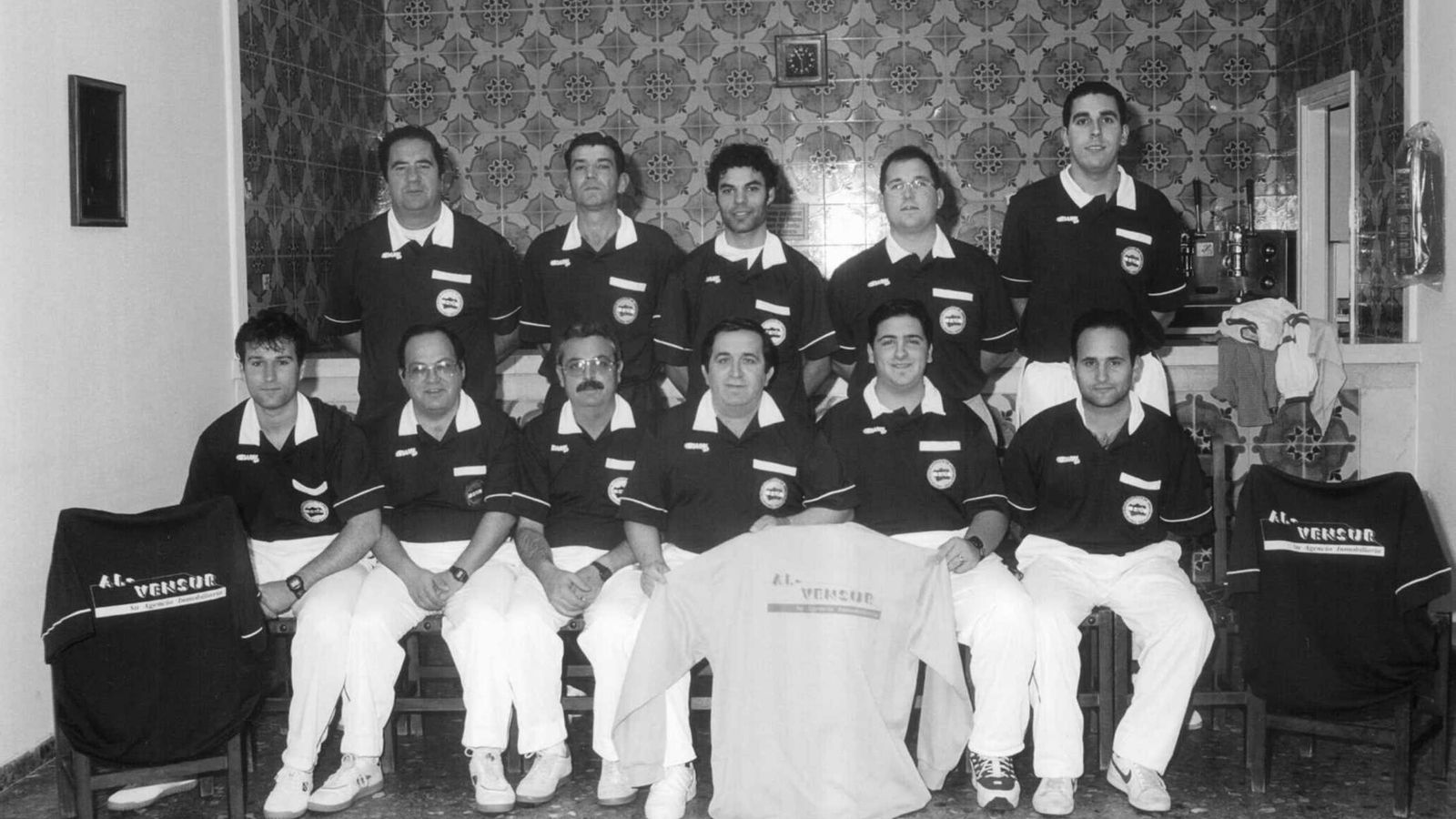 Paco Choquet, el segundo por la izquierda de la fila superior, con otros árbitros de la Liga Local.