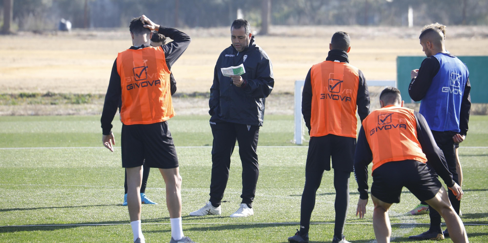 Germán Crespo da indicaciones a sus jugadores durante un entrenamiento.