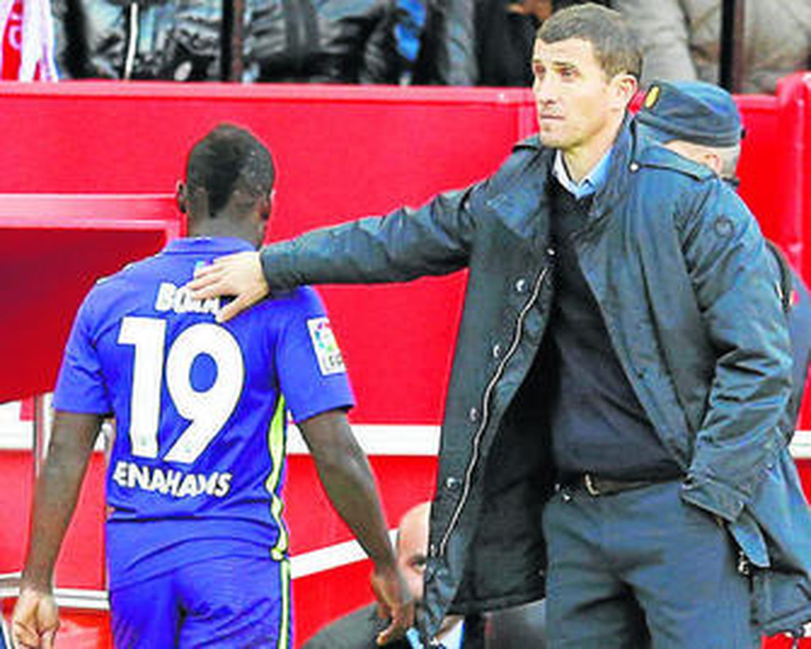 Boka, tras ser expulsado por Estrada Fernández en el Pizjuán.