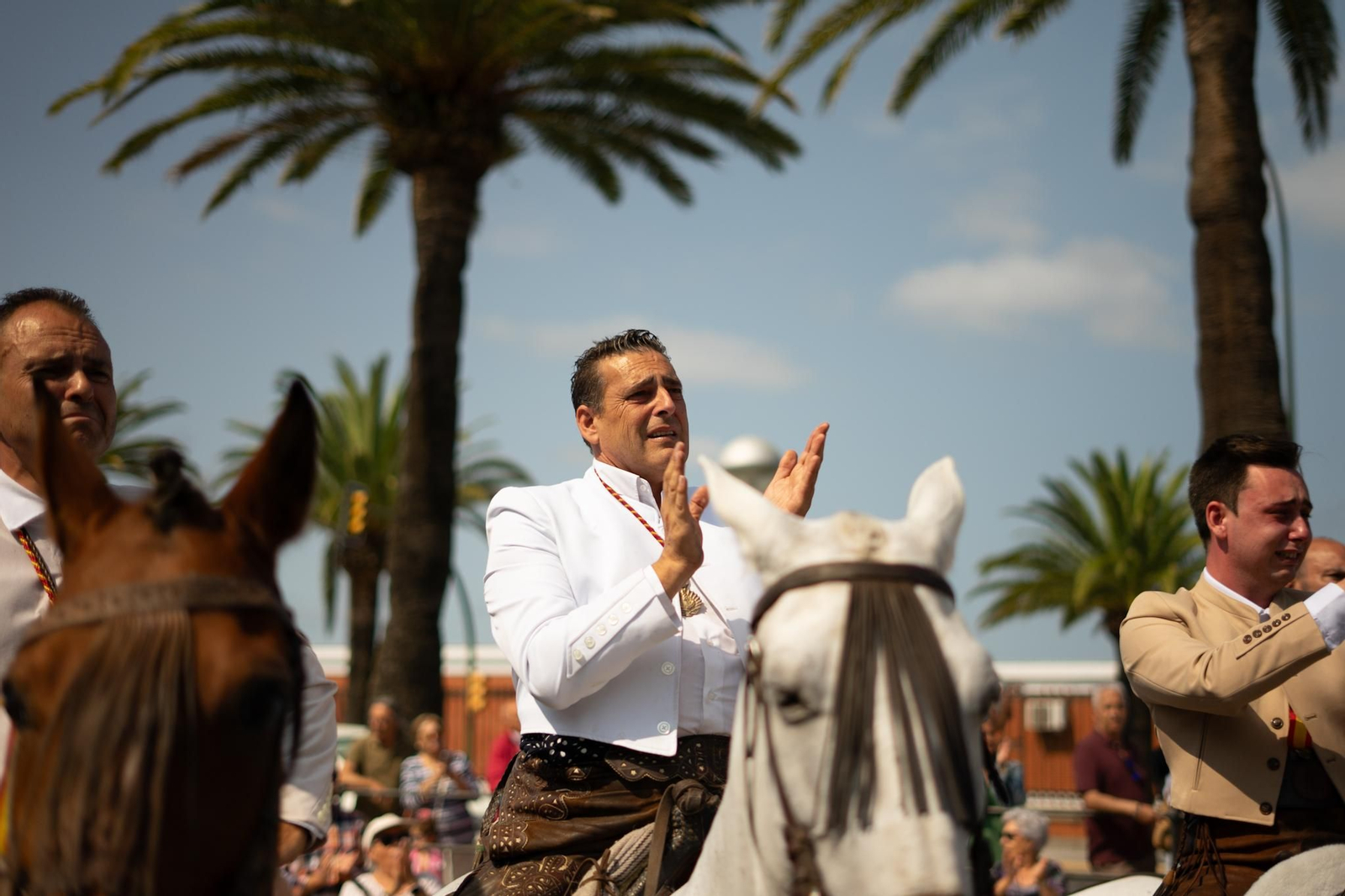Búscate en los carros y entre la caballería de la Hermandad de Emigrantes en su salida de Huelva al Rocío este 2025