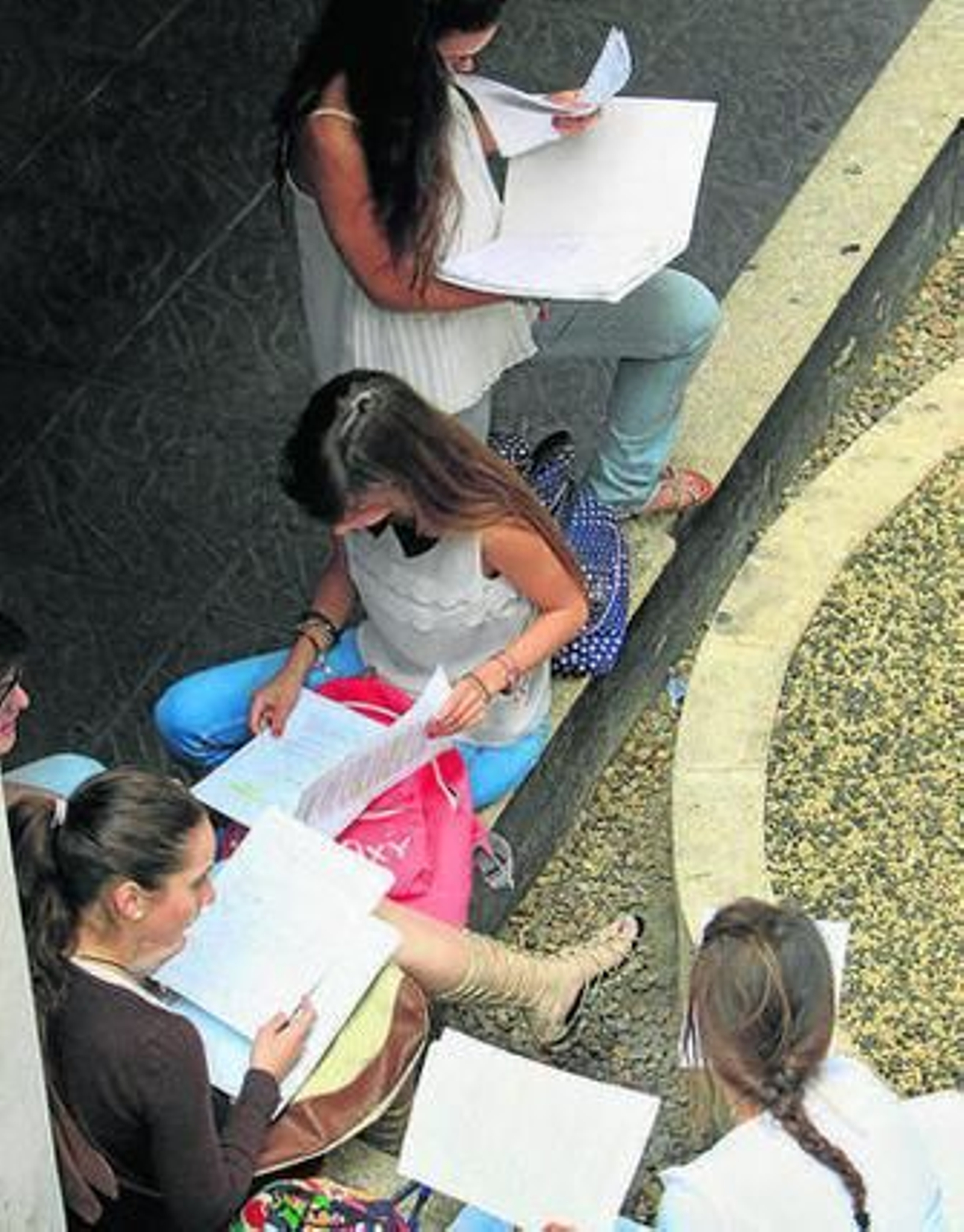 Alumnos en puertas de la Selectividad.